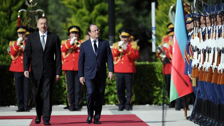 Le président français François Hollande (d) et son homologue azéri Ilham Aliev à Bakou, en Azerbaïdjan, le 12 mai 2014 [Stephane de Sakutin / AFP]