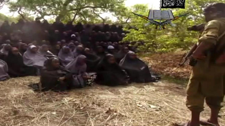 Capture d'écran de la vidéo de Boko Haram diffusée le 12 mai 2014 montrant des lycéennes enlevées par le groupe islamiste en train de prier, habillées en hijab, dans un endroit non précisé [. / Boko Haram/AFP]