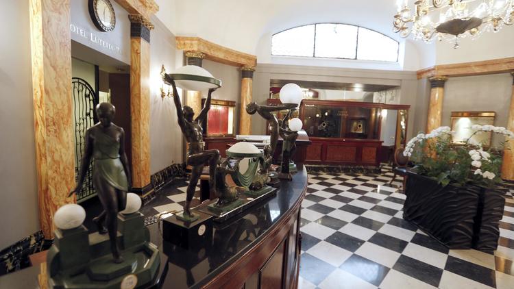 Des pièces de mobilier du mythique hôtel parisien, Le Lutetia, sont présentées au public le 12 mai 2014 avant leur vente aux enchères [François Guillot / AFP/Archives]