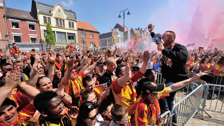 Des milliers de supporteurs lensois fêtent la montée en Ligue 1 du RC Lens avec les joueurs sur le parvis de la mairie, le 17 mai 2014 à Lens [Philippe Huguen / AFP/Archives]
