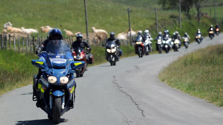 Un gendarme français guide 117 motards lors d'un rallye d'initiation à la sécurité routière à travers les routes des Pyrénées, le 17 mai 2014 [Gaizka Iroz / AFP]