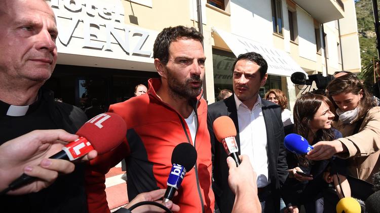 L'ex-trader de la Société générale Jérôme Kerviel s'adresse aux journalistes, devant son hôtel, à Vintimille, en Italie, le 18 mai 2014 [Anne-Christine Poujoulat / AFP]