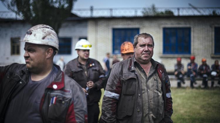 Des ouvriers de la siderurgie participant à un rassemblement à Mariupol le 20 mai 2014 à l'appel de l'oligarque Rinat Akhmetov, l'homme le plus riche d'Ukraine qui a appelé mardi ses ouvriers à manifester contre les séparatistes pro-russes [Dimitar Dilkoff / AFP]