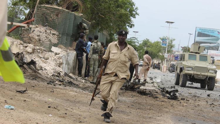 Des forces de sécurité le 24 mai 2014 à Mogadiscio où des insurgés islamistes shebab, liés à Al-Qaïda, ont lancé une attaque contre le Parlement  [Abditifah Hasni Nor  / AFP]