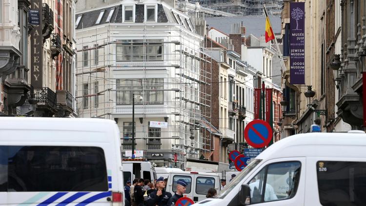 Des policiers ferment l'accès au site d'une tuerie devant le musée juif de Bruxelles le 24 mai 2014 [Nicolas Maeterlinck / Belga/AFP]