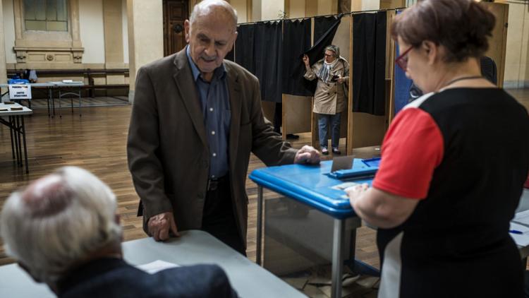 Un électeur dépose son bulletin dans l'urne pour les européennes le 25 mai 2014 dans un bureau de vote à Lyon   [Jeff Pachoud / AFP]