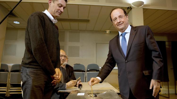 Le président Francois Hollande dépose son bulletin dans l'urne pour les européennes le 25 mai 2014 à Tulle [Alain Jocard / POOL/AFP]