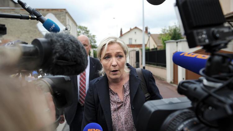 Marine Le Pen à son arrivée à une réunion des cadres du FN, le 26 mai 2014 à Nanterre [Stéphane de Sakutin / AFP]