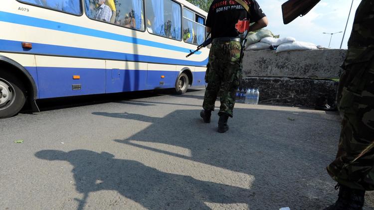 Des combattants pro-russes gardent un barrage entre Donetsk et Mariupol le 29 mai 2014 [Viktor Drachev / AFP]