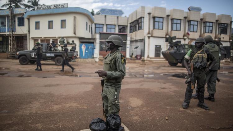 Soldats congolais de la force africaine Misca sur le lieu d'une manifestation antigouvernementale à Bangui, le 30 mai 2014 [Marco Longari / AFP]