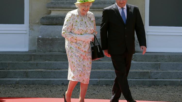 La reine Elizabeth II marche avec le président François Hollande au chateau de Bénouville le 6 juin 2014  [Régis Duvignau / POOL/AFP]