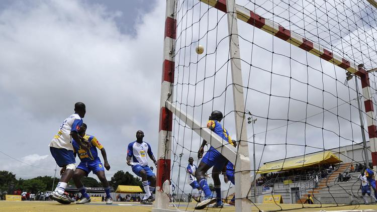 Des joueurs de football lors du tournoi de la Coupe Maracana à Bouaké (Côte d'Ivoire) le 8 juin 2014 [Sia Kambou / AFP/Archives]