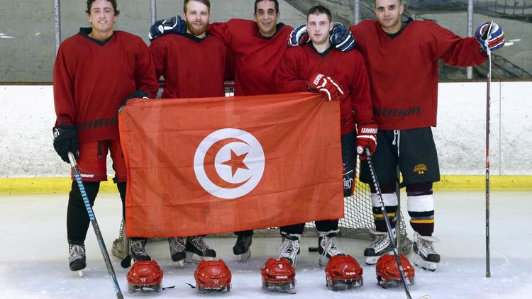 Ihab Ayed, au centre, président de l'Association tunisienne de hockey sur glace, en compagnie des membres de l'équipe nationale tunisienne de hockey lors d'un entraînement à Courbevoie, en banlieue parisienne, le 10 juin 2014. [Bertrand Guay / AFP]