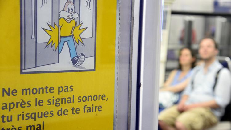 La signalétique de Serge le Lapin dans le métro de Paris le 13 juin 2014 [Bertrand Guay / AFP]