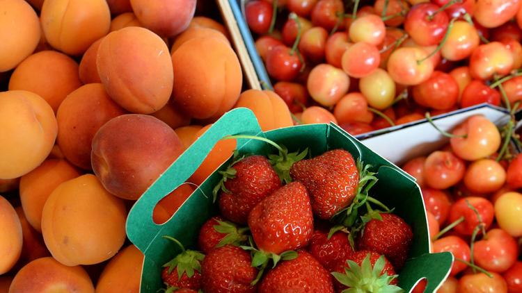 Les consommateurs se montrent très majoritairement déçus par le goût des tomates et des fraises vendues en grandes surfaces [Pierre Andrieu  / AFP/Archives]