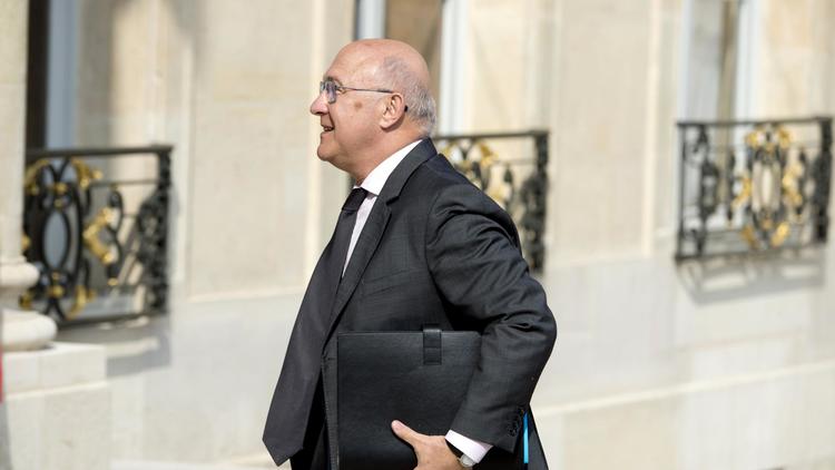 Le ministre français des Finances Michel Sapin arrive au Palais de l'Elysée pour le Conseil des ministres hebdomadaire le 18 juin 2014 [Alain Jocard / AFP]