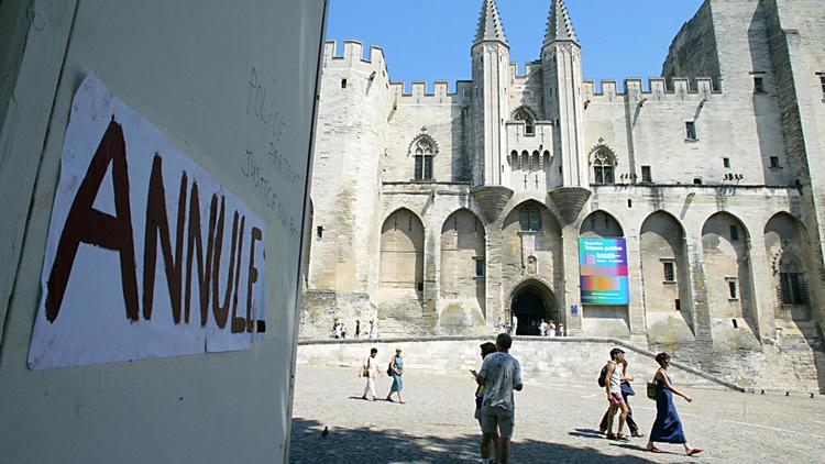 Photo d'archives de la cour d'honneur du Palais des papes à Avignon, le 10 juillet 2003, après l'annulation du 57e festival [Boris Horvat / AFP/Archives]