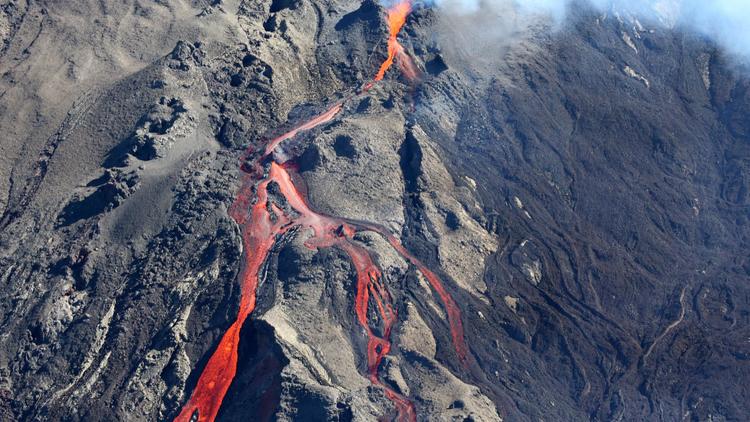 Flots de lave sur le volcan du Piton de la Fournaise à la Réunion, le samedi 21 juin 2014 [Richard Bouhet / AFP]