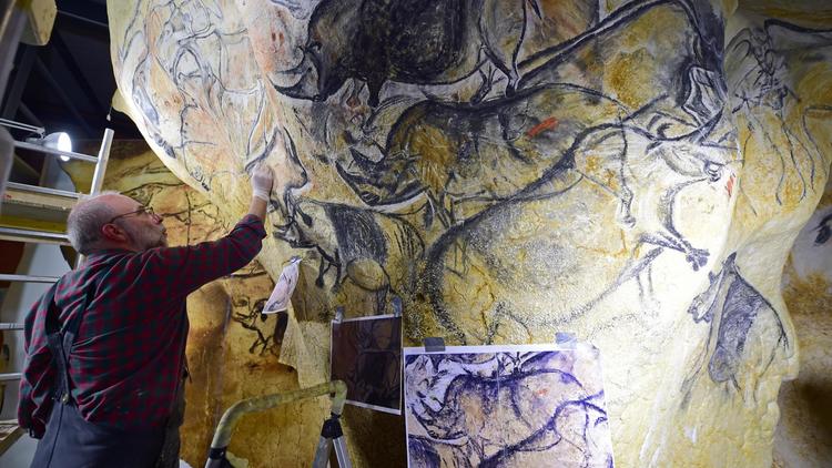 Le 12 juin 2014, dans son atelier de Toulouse, l'artiste et chercheur Gilles Tosello travaille à la reproduction grandeur nature des fresques de la Grotte Chauvet dans l'Ardèche [Eric Cabanis / AFP]