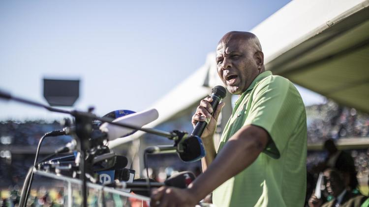 Le leader syndical à l'origine de la grève des mines de platine, Joseph Mathunjwa, annonce la fin du mouvement le 23 juin 2014, à Rustenburg, à 200 km au nord-ouest de Johannesburg [Marco Longari / AFP]