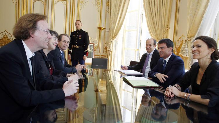 Le Premier ministre Manuel Valls (2e D) lance le 24 juin 2014 une concertation sur le régime des intermittents [Thomas Samson / AFP]