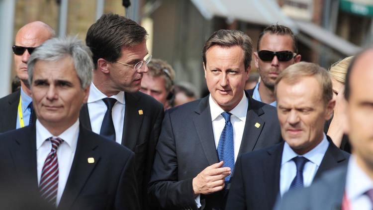 Le Premier ministre britannique David Cameron (3e d) aux côtés de son homologue néerlandais Mark Rutte à Ypres, en Belgique, le 26 juin 2014 [Georges Gobet / AFP]