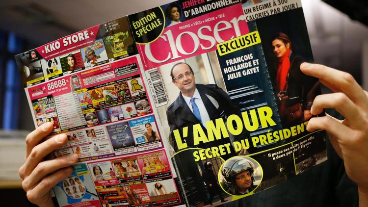 Un homme lit l'hebdomadaire Closer, le 10 janvier 2014, à Paris [Thomas Coex / AFP/Archives]