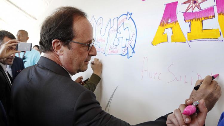 Le présidnet Hollande lors de sa visite surprise au festival Solidays, le 29 juin 2014 [Thomas Samson / AFP]