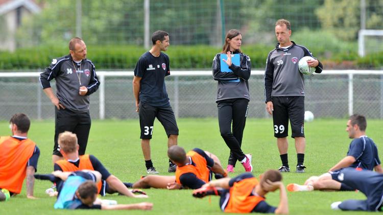 L'entraîneur de Clermont Corinne Diacre et ses adjoints, lors d'un entraînement le 30 juin 2014 à Clermont-Ferrand [Thierry Zoccolan / AFP]