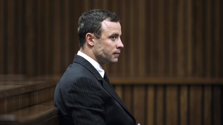 Le champion paralympique Oscar Pistorius au procès pour le meurtre de sa petite amie Reeva Steenkamp, le 2 juillet 2014 à Pretoria [Gianluigi Guercia / Pool/AFP]