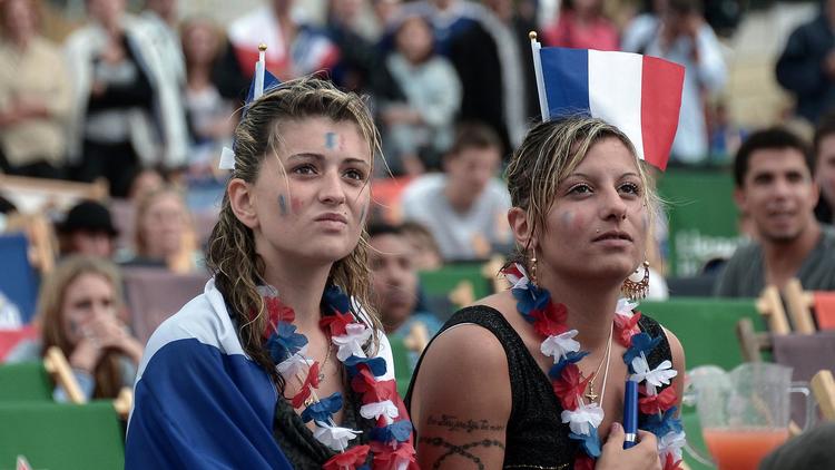 Fans françaises durant le quart de finale contre l'Allemagne devant un écran géant à Kehl, en Allemagne, près de la frontière franco-allemande, le 4 juillet 2014 [Frederick Florin / AFP]