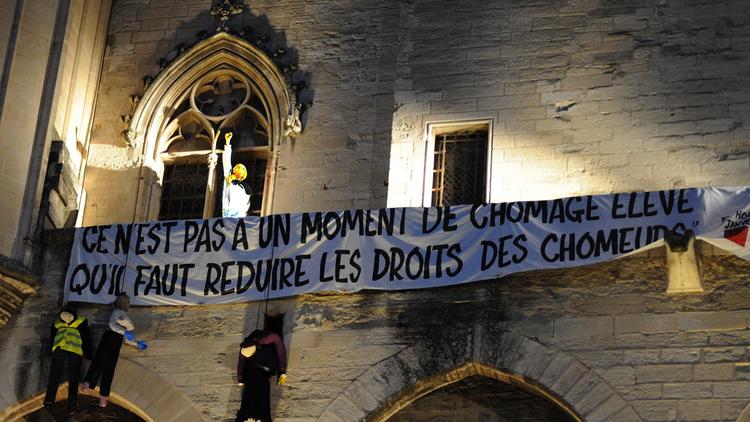 Banderole contre la réforme du régime d'assurance chômage des intermittents du spectacle sur la façade du Palais des Papes à Avignon, le 4 juillet 2014 [Boris Horvat / AFP/Archives]