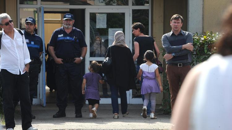 Des parents et des élèves arrivent à l'école Edouard Hériot, à Albi le 5 juillet 2014 pour rencontrer des psychologues, au lendemain du meurtre d'une enseignante par une déséquilibrée [Rémy Gabalda / AFP]