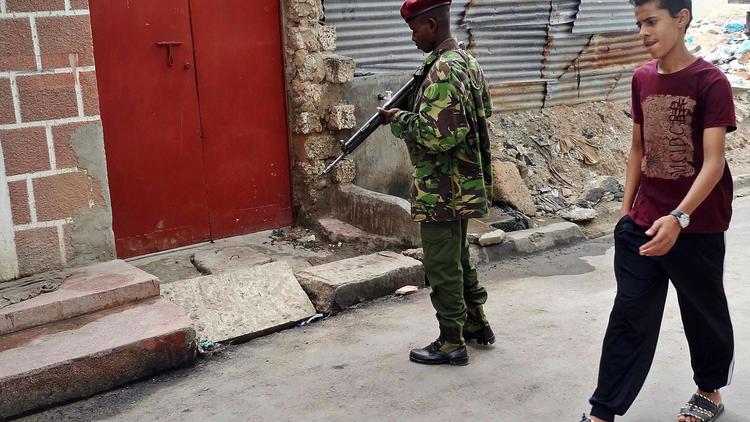 Un policier armé sur les lieux d'une attaque à Mombasa le 6 juillet 2014 [ / AFP/Archives]