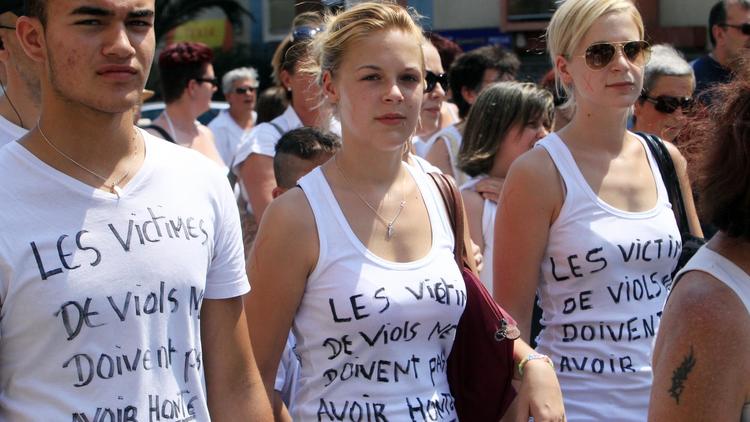 Marche blanche de soutien à la victime d'un viol réclamant "que justice soit faite" à Perpignan le 6 juillet 2014 [Raymond Roig / AFP]