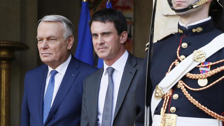 Passation de pouvoirs entre Jean-Marc Ayrault et Manuel Valls, le 1er avril 2014, à l'Hôtel Matignon, à Paris [Patrick Kovarik / AFP/Archives]