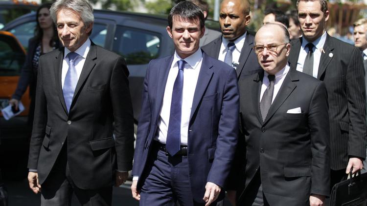 Le ministre de l'Intérieur Bernard Cazeneuve (d) en compagnie de Manuel Valls, le 16 mai 2014 à Caen [Charly Triballeau / AFP/Archives]
