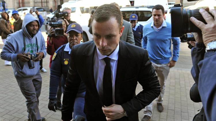 L'athlète paralympique sud-africain Oscar Pistorius arrivant au tribunal à Pretoria pour la reprise son procès le 7 juillet 2014 [Antoine de Ras / POOL/AFP]