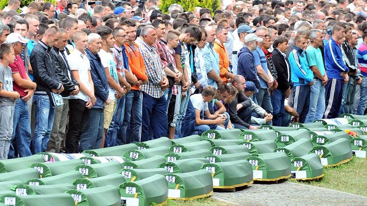 Des musulmans de Bosnie et des survivants du massacre de Serbrenica en 1995 assistent à une cérémonie dans un cimetière à Potocari, le 11 juillet 2014 [Elvis Barukcic / AFP/Archives]