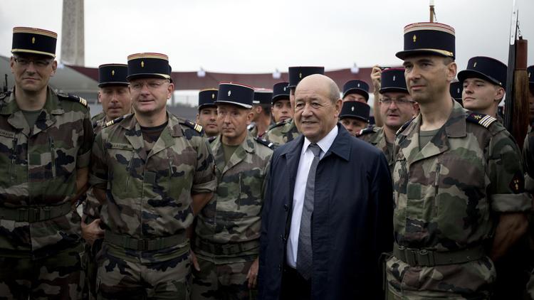 Jean-Yves Le Drian entouré de soldats français le 12 juillet 2014 à Paris  [Kenzo Tribouillard / AFP]