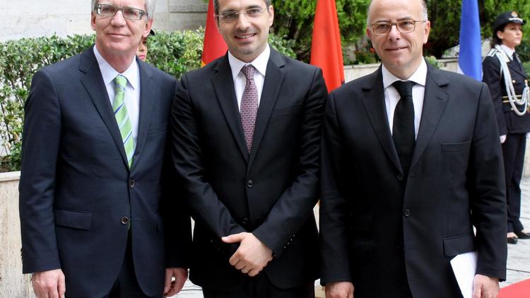Les ministres de l'Intérieur allemand, serbe et français, Thomas de Maizière, Saimir Tahiri et Bernard Cazeneuve, le 15 juillet 2014 à Tirana [Gent Shkullaku / AFP]