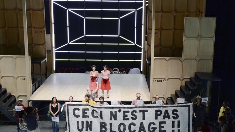 Des intermittents tiennent une banderole "Ce n'est pas un blocage!" au cours de la représentation de la pièce de théâtre "Orlando ou l'impatience" au Festival d'Avignon le 16 juillet 2014 [Boris Horvat / AFP/Archives]