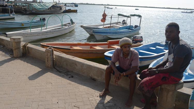 Le 18 juin 2014, des guides touristiques désoeuvrés à Lamu, au sud-est du Kenya  [Simon Maina  / AFP/Archives]