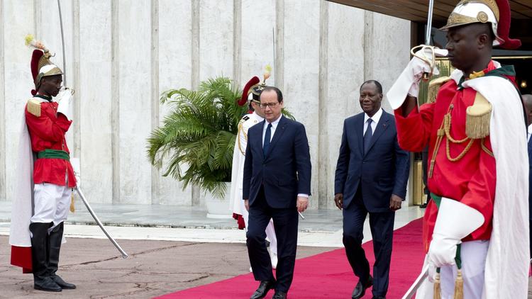 Le président français François Hollande et son homologue ivoirien Alassane Ouattara quittent le palais présidentiel à Abidjan, le 17 juillet 2014  [Alain Jocard  / AFP]