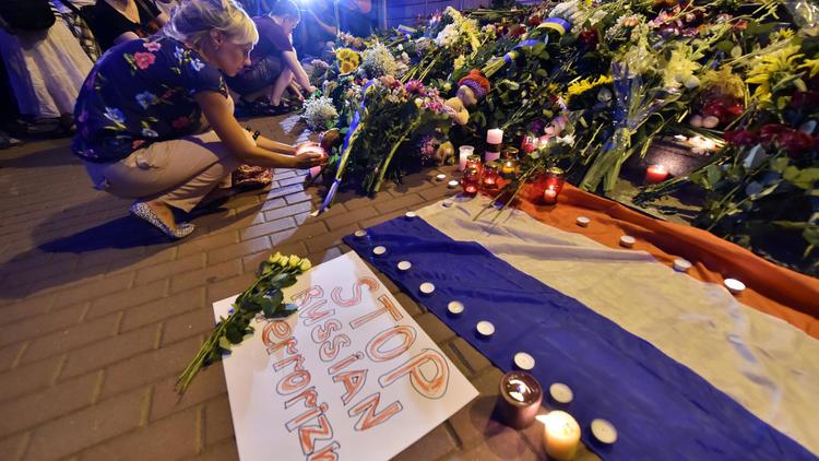 Hommage et recueillement devant l'ambassade des Pays-Bas à Kiev le 17 juillet 2014 [Sergei Supinsky / AFP]