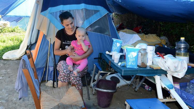 Une femme qui demande l'asile et son enfant ont trouvé refuge dans un camp de fortune le 18 juillet 2014 à Grenoble [Jean-Pierre Clatot / AFP]