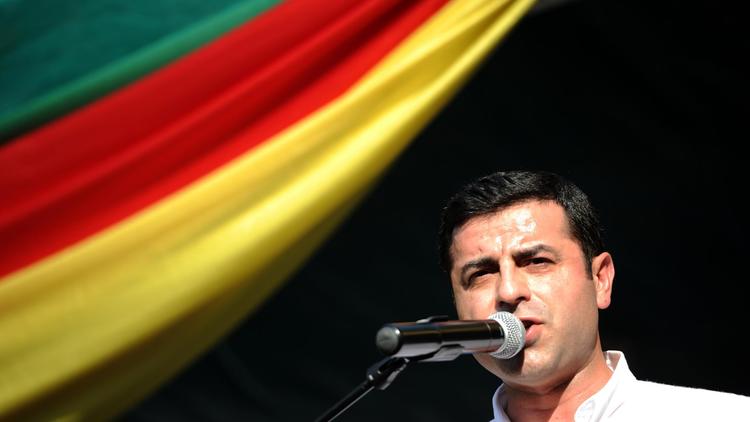 Selahattin Demirtas, 41 ans, un jeune avocat turc qui se présente aux élections présidentielles de dimanche 10 août pour le principal parti kurde de Turquie, photographié le 18 juillet 2014 à Paris [Stephane de Sakutin / AFP]