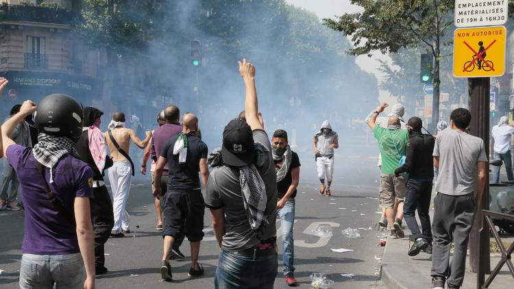 Des manifestants contre l'offensive israélienne à Gaza dans le quartier de Barbès-Rochechouart à Paris affrontent les forces de l'ordre le 19 juillet 2014 [Jacques Demarthon / AFP/Archives]