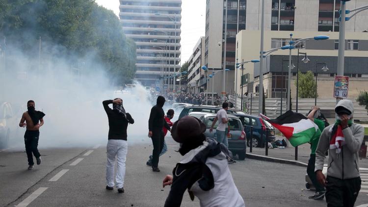 Heurts entre policiers et manifestants pro-Palestiniens à Sarcelles, en région parisienne, le 20 juillet 2014 [Jacques Demarthon / AFP]
