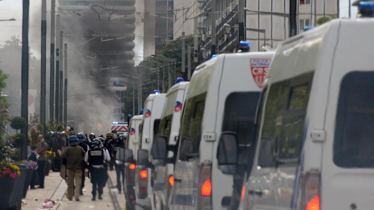 Des cars de policiers se dirigent vers Sarcelles le 20 juillet 2014  [Pierre Andrieu / AFP]